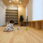 無垢材の床は赤ちゃんにも安心して使えます。